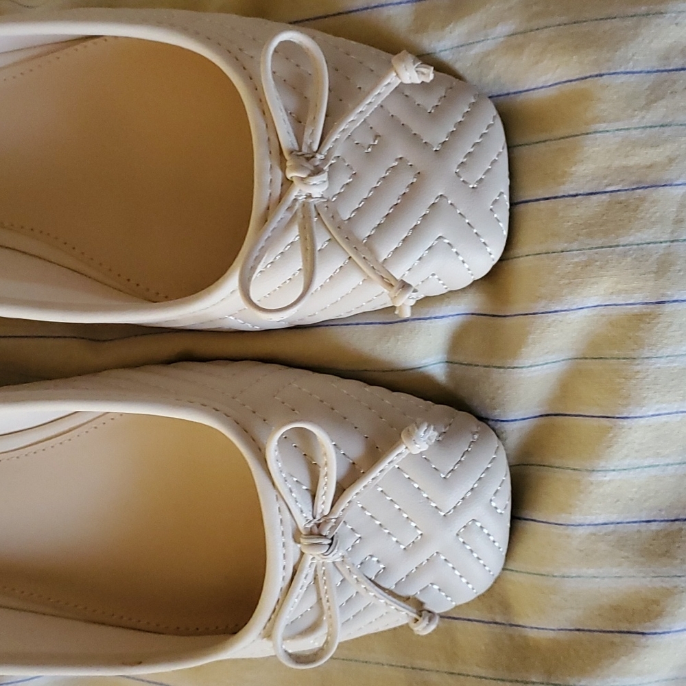 Liz Claiborne Cream Flats Woman's Size 6.5 - Picture 4 of 16